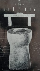 Taufstein und Altar von Roland Vogel
